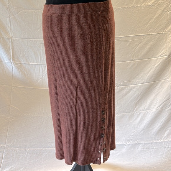 NWOT ALMOST FAMOUS Womens Brown Stretch Ribbed Short Sleeve V Neck Top Juniors - Picture 3 of 8